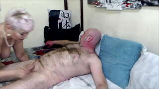 ���्रष्ट परिपक्व रूसी फूहड़ AimeeParadise लगन से काम करने के लिए उसके प्रेमी पति ...