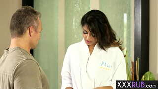 Sexy babe Sophia Leone s&#039;est agenouillé et a avalé la bite après le massage