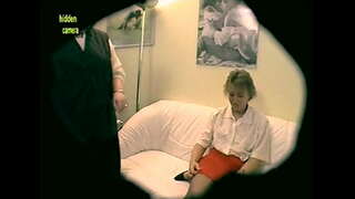 2 lesbian Seksi bermain anal mainan! Amateurcommunity.xxx