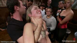 Nữ Thống quan hệ cô gái tóc vàng trên đầu gối và gậy của mình cho một đám đông ở nơi công cộng sau đó Dâm lạ tập của mình