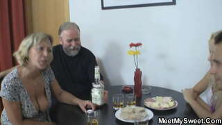 Kecantikan muda telah seks dengan pasangan tua