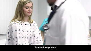 Perv डॉक्टर वैकल्पिक उपचार के लिए अपने मरीज