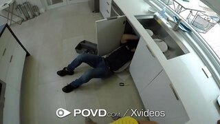 Το μεγάλο πουλί διαφάνειες σε σφιχτό μελαχρινή μουνί