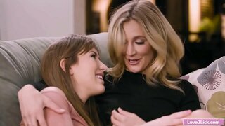 Ibu tiri mendapat pantatnya jari dan dijilat oleh anak tirinya