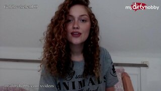 Kuum saksa amatöör babe kasutab rasva dildo venitada tema tihe tuss ja moans valjult, kuni ta cum