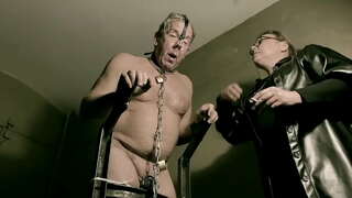 ���ालकिन अप्रैल - काला catsuit लेटेक्स का इस्तेमाल किया गया