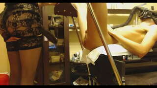 ���ान्छे लिन्छ Gigantic स्ट्रैपआन माथि आफ्नो गधा